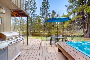 Outdoor dining - Sunny Lodge on Scenic Riverbank with Private Hot Tub - Quiet Location, SHARC Access (Sunriver)