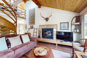 TV, fireplace, table tennis, books - Sunny Lodge on Scenic Riverbank with Private Hot Tub - Quiet Location, SHARC Access (Sunriver)