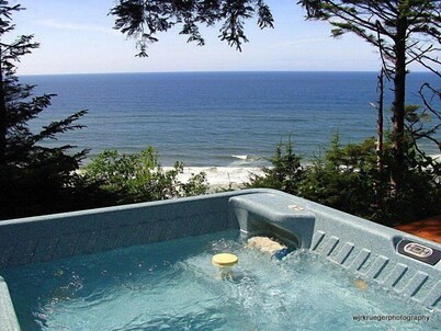 Mountain Pacific Chalet, Where the forest meets the sea!
