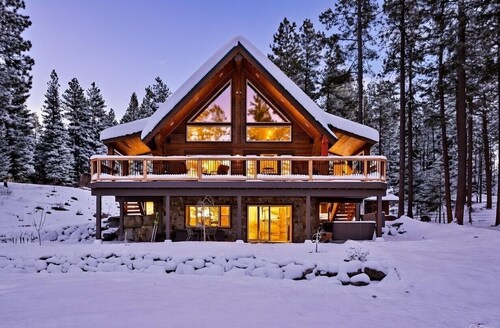 Picturesque Log Cabin on 5 Private Acres!  Hot Tub * Large Yard * WiFi