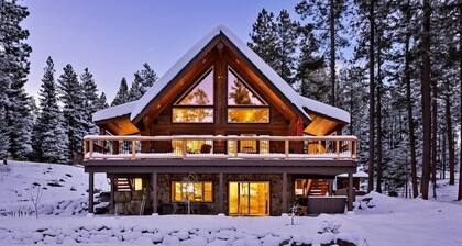 Picturesque Log Cabin on 5 Private Acres! Hot Tub * Large Yard * WiFi