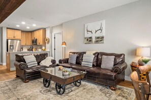 Smart TV, fireplace, DVD player - ✥ Gorgeous Condo | Zephyr Mountain Lodge | Ski In Ski Out | Excellent Amenities (Winter Park)