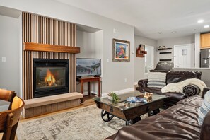 Smart TV, fireplace, DVD player - ✥ Gorgeous Condo | Zephyr Mountain Lodge | Ski In Ski Out | Excellent Amenities (Winter Park)