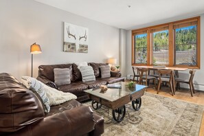 Smart TV, fireplace, DVD player - ✥ Gorgeous Condo | Zephyr Mountain Lodge | Ski In Ski Out | Excellent Amenities (Winter Park)