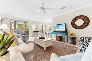 Living area - Pet Friendly ~ Golf Cart~ Private Patio (Destin)