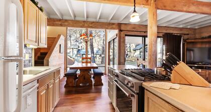 Wood-beam cabin with amazing location, pools, hot tub & SHARC passes