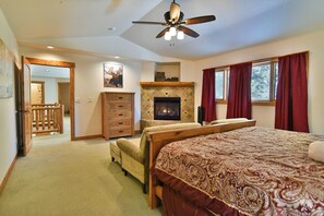 4 bedrooms, iron/ironing board, Internet, bed sheets