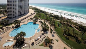 Un hôtel doté d’une grande piscine, d’un accès à la plage et offrant une vue sur l’océan.