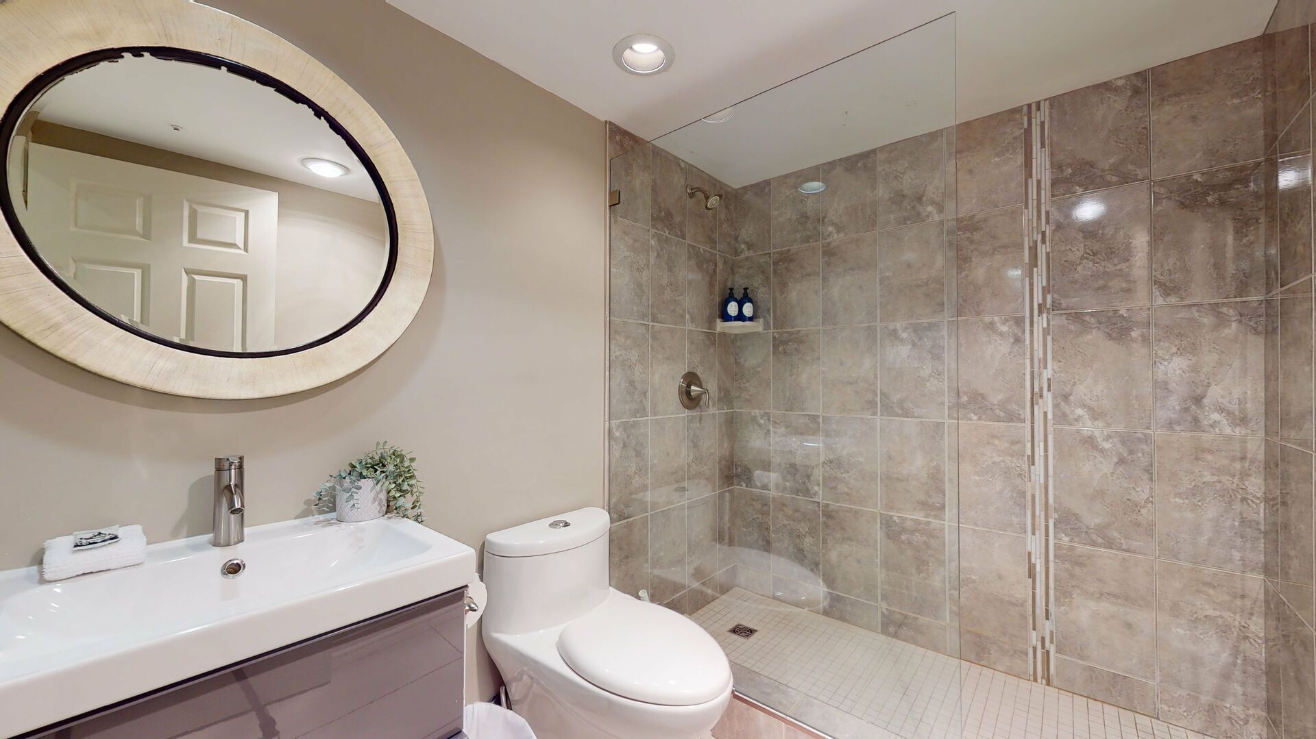 Combined shower/tub, hair dryer, towels