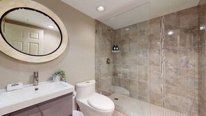 Ensemble douche/baignoire, sèche-cheveux, serviettes fournies