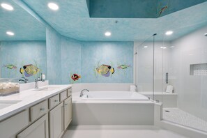Een douche, een bubbelbad, een haardroger, handdoeken