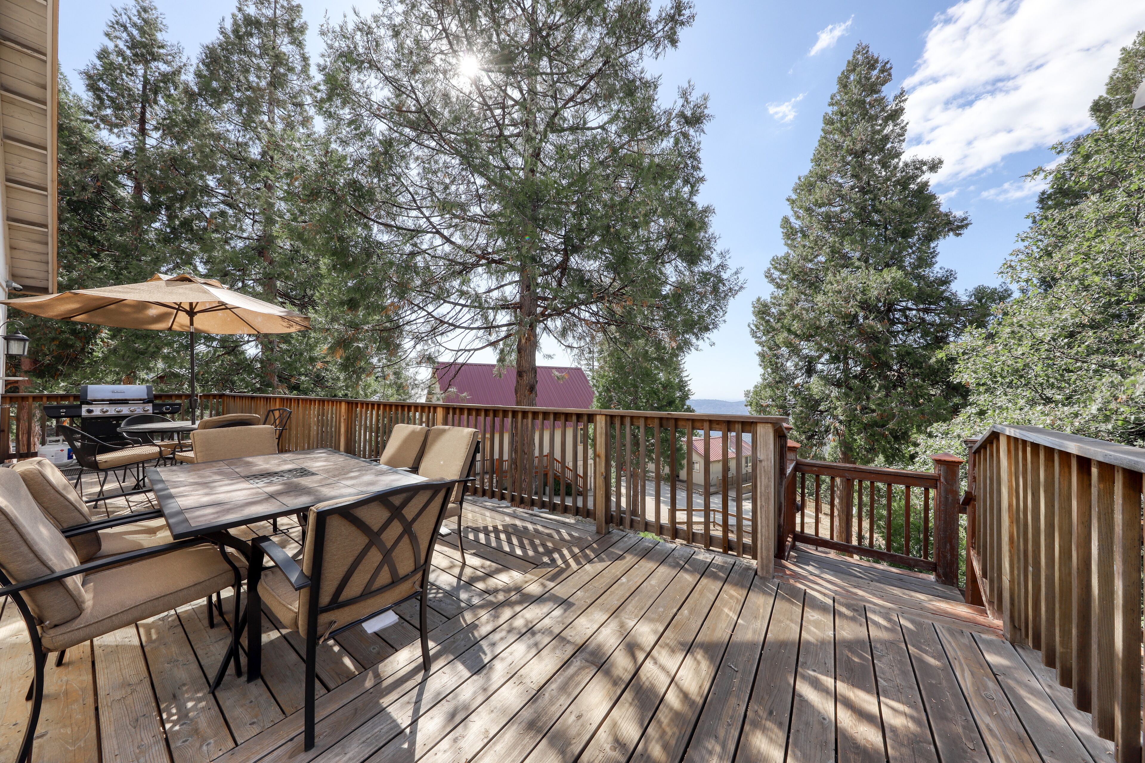 Spacious cabin with modern amenities & views - near hiking, lake & skiing