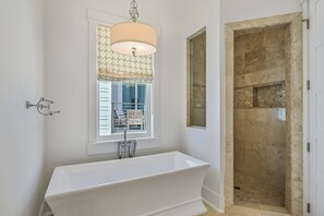 Combined shower/tub, hair dryer, towels