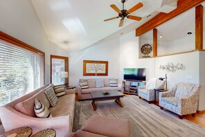 Flat-screen TV, fireplace, table tennis, books