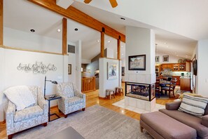 Fladskærms-tv, pejs, bordtennisbord, bøger