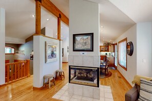 Télévision à écran plat, cheminée, table de tennis de table, livres