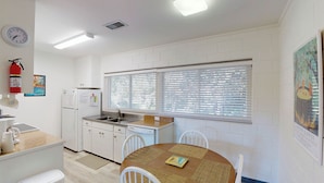 Coffee/tea maker, fridge, microwave, oven - Atlantic Breeze #7 2 bedrooms, 1 bathroom (Jekyll Island)
