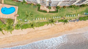 Sur la plage, chaise longue, serviettes de plage