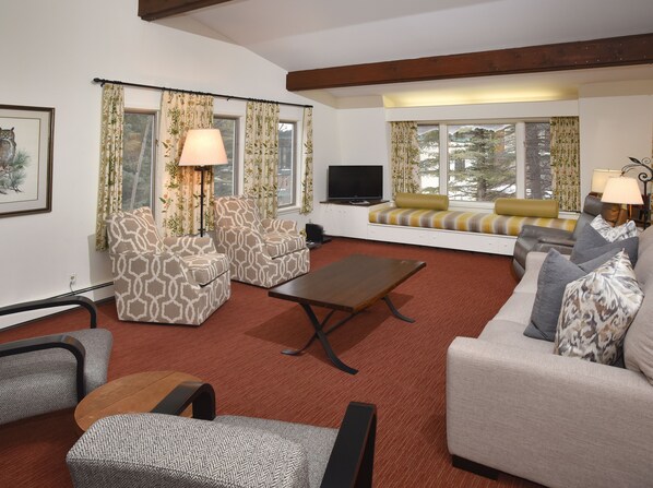 Smart TV, fireplace - Vintage Vail Chalet Above the Village! Short Walk to Slopes, Restaurants, Shops (Vail)