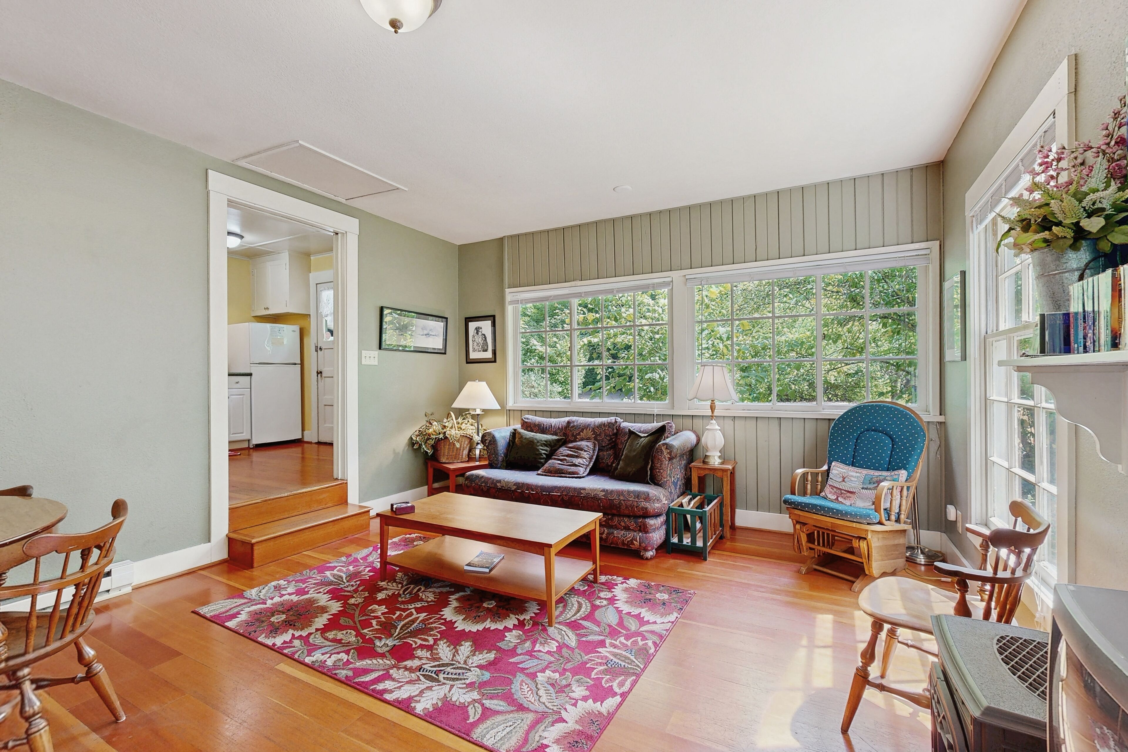 Fernseher, Kamin, DVD-Player, Bücher