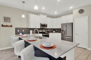 Kühlschrank, Mikrowelle, Herdplatte, Geschirrspüler