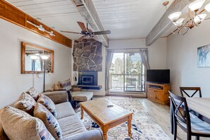 TV - Ski-in/Ski-Out, Outdoor Pool, Hot Tub, Tennis, Sauna, & Gym (Steamboat Springs)