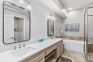 Combined shower/tub, hair dryer, towels