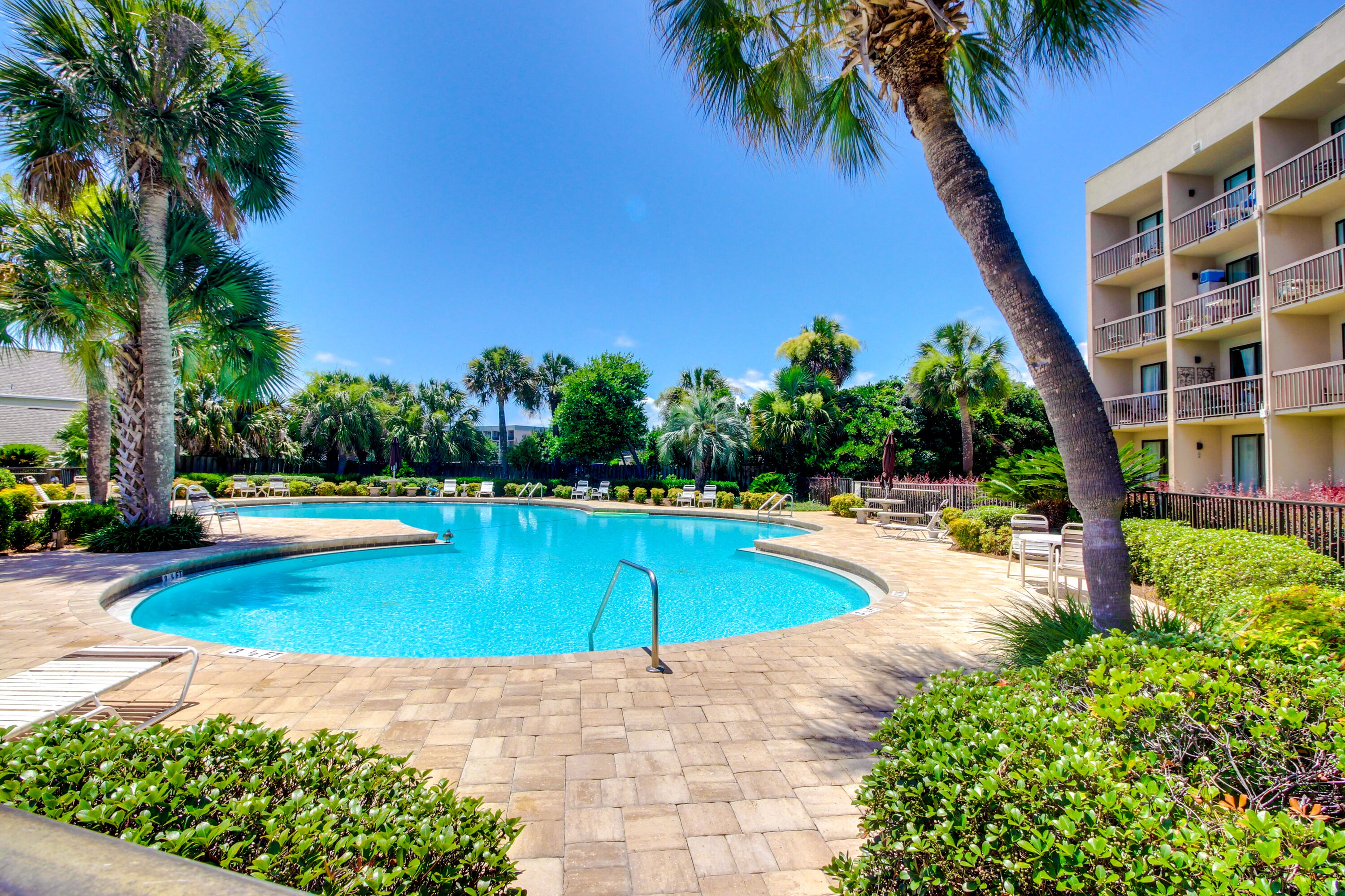 Chic studio condo with deck, grill & pool