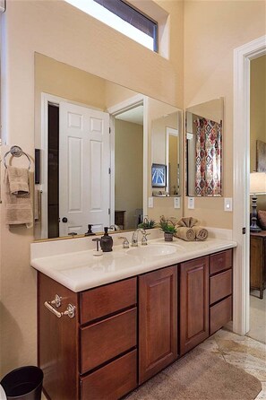 Combined shower/tub, jetted tub, hair dryer, towels