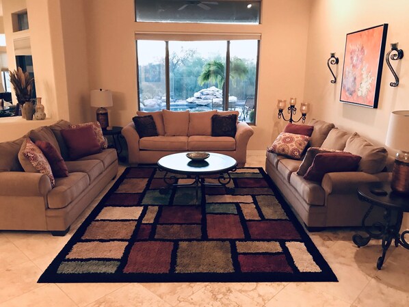 Smart TV, fireplace