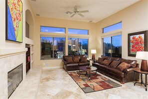 Televisión y chimenea 