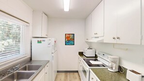 Fridge, microwave, oven, stovetop - Atlantic Breeze #6 2 bedrooms, 1 bathroom (Jekyll Island)