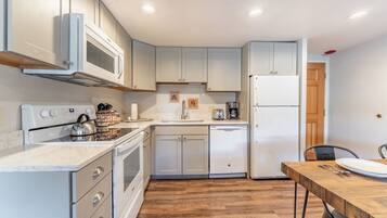 Lemari es, microwave, oven, dan kompor