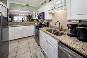 冷蔵庫、電子レンジ、オーブン、コンロ