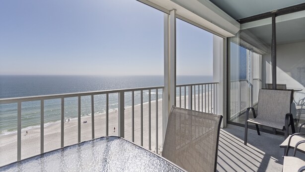 Un balcon avec vue sur la plage et l’océan.