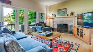 Télévision, cheminée, lecteur de DVD, table de tennis de table