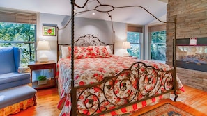 4 bedrooms, iron/ironing board, Internet, bed sheets - Crooked Lake Lodge: Adirondack-Style Lodge on Keuka Lake! (Penn Yan)