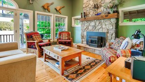 Fernseher, Kamin, DVD-Player, Tischtennisplatte