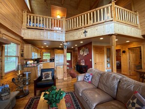 Téléviseur, foyer, table de baby-foot, livres