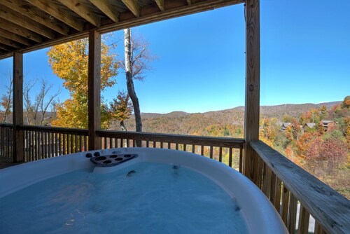 Hot Tub, Views & Game Room | Scenic Wolf Cabin + Biltmore Pass