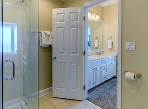 Combined shower/bathtub, towels