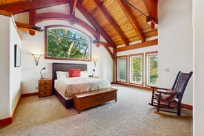 3 bedrooms, iron/ironing board, Internet, bed sheets - Beautiful lakefront lodge w/ views, private beach access, & large deck (Sagle)