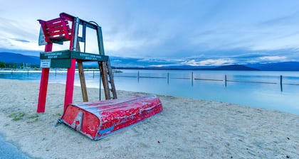 Beautiful lakefront lodge w/ views, private beach access, & large deck