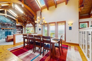Dining - Beautiful lakefront lodge w/ views, private beach access, & large deck (Sagle)