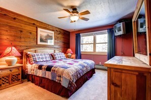 3 عدّة غرف نوم وخدمة الإنترنت وملاءات أسرّة