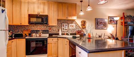 Geladeira, micro-ondas, cooktop, lava-louças