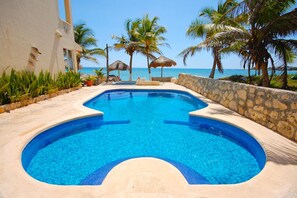 Pool - Spacious beachfront condo with onsite restaurant, pool, AC and WiFi! (AKUMAL)