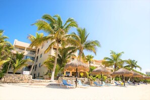 Property grounds - Spacious beachfront condo with onsite restaurant, pool, AC and WiFi! (AKUMAL)