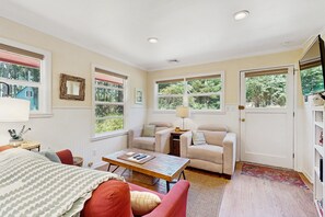 TV, DVD player - Quaint cottage in the woods 75 yards to the beach - dog-friendly, firepit & WiFi (Yachats)