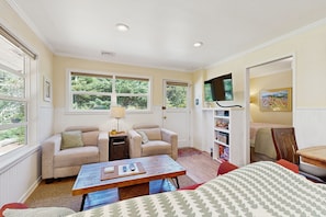 1 bedroom, Internet, bed sheets - Quaint cottage in the woods 75 yards to the beach - dog-friendly, firepit & WiFi (Yachats)